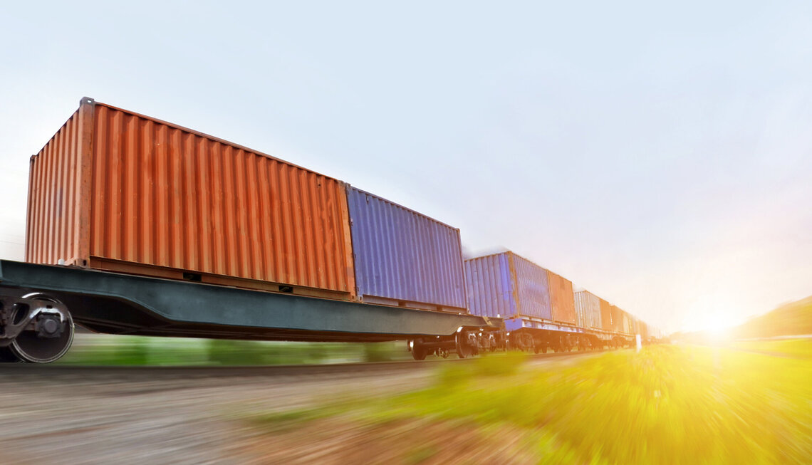  Leschaco Rail: Container werden mit einer Bahn transportiert  