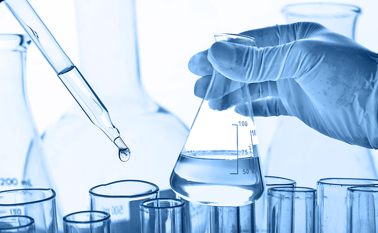  Chemie- und chemienahe Industrie: Mehrere Laborgläser mit einer durchsichtigen Flüssigkeit und einer Pipette 