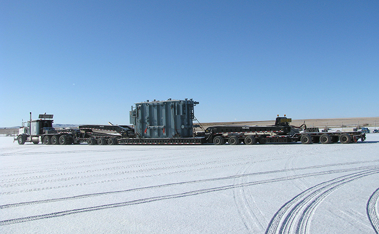 Machinery and plant engineering: A particularly long lorry is loaded with various, very large machine components 