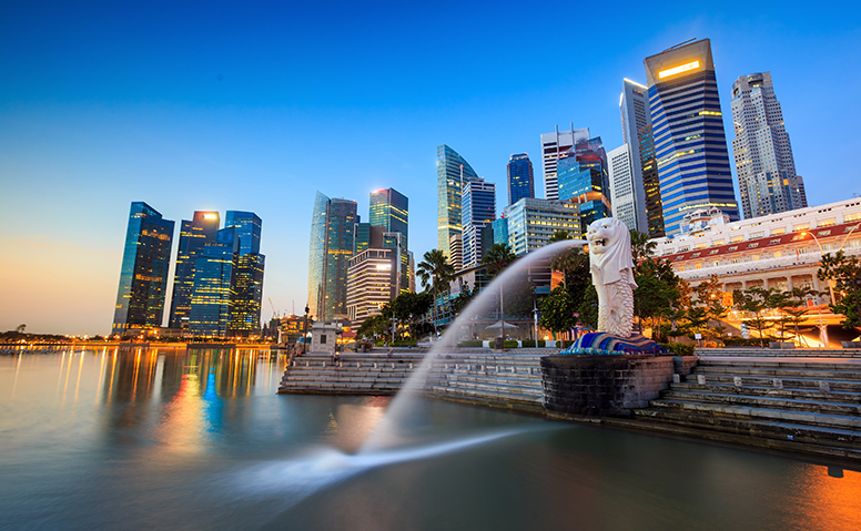 Singapore: Shot of Singapore's skyline with illuminated office buildings, Merlion Park in the foreground