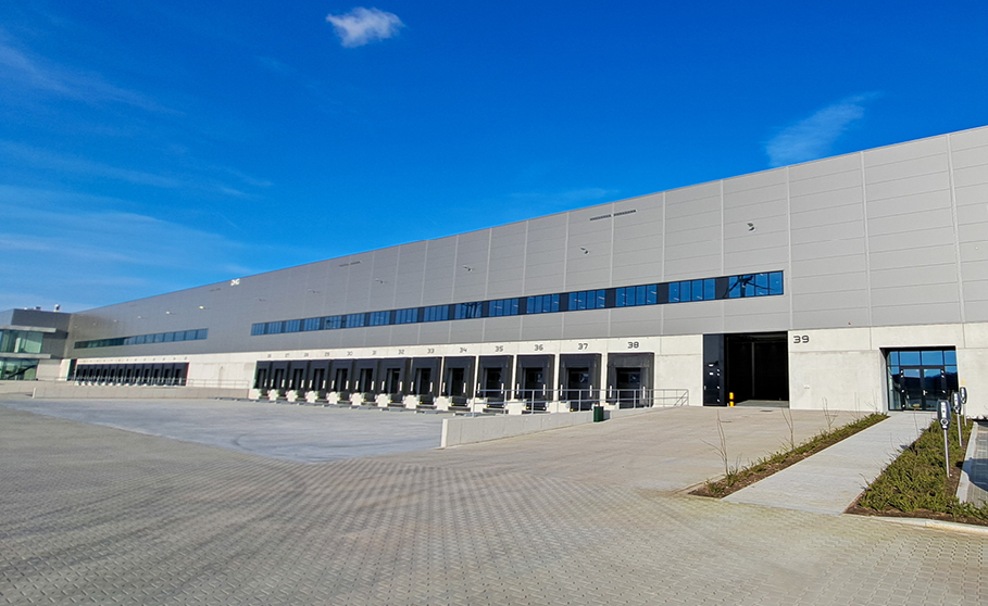 Contract logistics: A large chemical warehouse in Moerdijk, NL